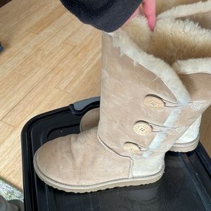 Uggs tan w button
